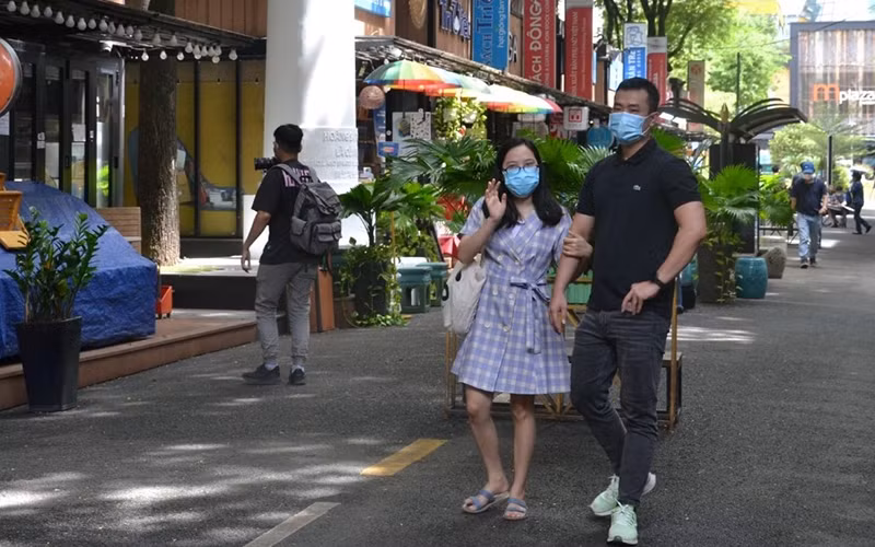 Many tourists came to visit and buy books on the morning of October 9 when they heard that Book Street was reopening.