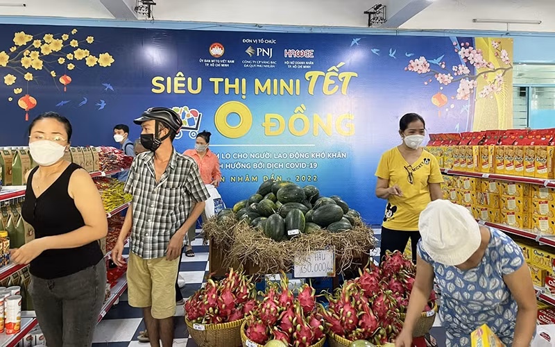 Needy people in Phu Nhuan district buy necessities at the zero dong minimart.