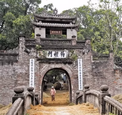 Entrance gate to Uoc Le village on the outskirts of Hanoi