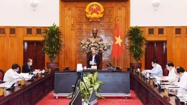 PM Nguyen Xuan Phuc (standing) chairs a cabinet meeting on coping with COVID-19, Hanoi, March 26, 2020. (Photo: NDO/Tran Hai)