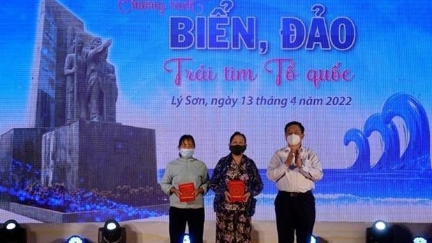 Chairman of the Party Central Committee’s Commission for Publicity and Education Nguyen Trong Nghia handed over gifts to families of two fishermen who suffered from work accidents at sea. (Photo: VNA)