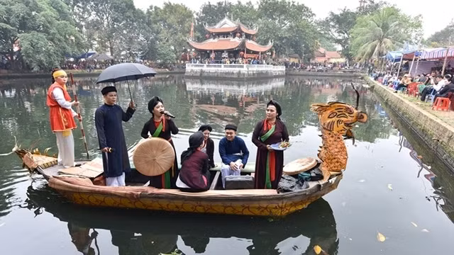 Quan ho (Love Duet) singing is one of world's intangible cultural heritage. 