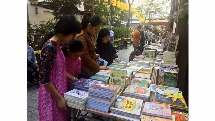 In addition to new books, a wide range of activities are being held during the Spring Book Street programme that kicked off in Hanoi on February 7. (Photo: NDO/Giang Nam)