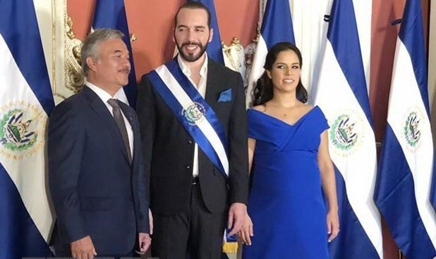 Vietnamese Ambassador to Mexico and El Salvador Nguyen Hoai Duong (first from left) congratulates President of El Salvador Nayib Armando Bukele Ortez and his spouse (Photo: VNA)