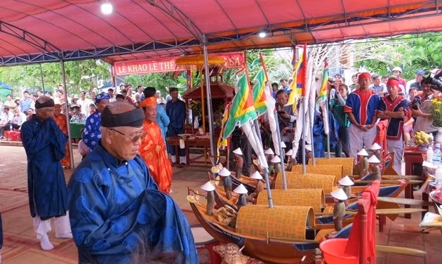A ritual at the Feast and Commemoration Festival for Hoang Sa (Paracel) flotilla soldiers 
