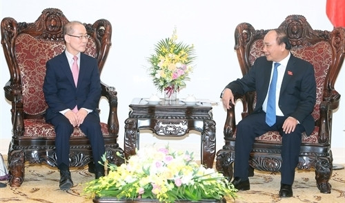 Prime Minister Nguyen Xuan Phuc (R) meets with IPCC Chairman Hoesung Lee in Hanoi on October 24. (Photo: VNA)