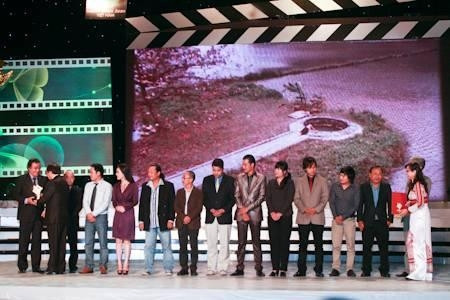Film crew of ‘Long Thanh Cam Gia Ca’ at the awards ceremony
