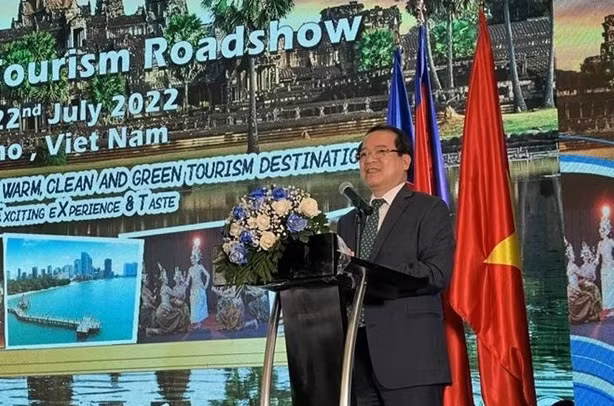 Ha Van Sieu, deputy general director of the Vietnam Administration of Tourism, speaks at the event. (Photo: VNA)