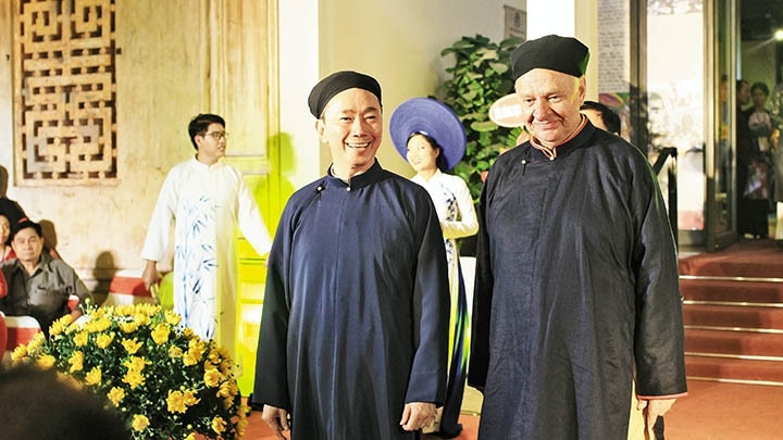Vietnamese diplomat Pham Sanh Chau (L) and Russian Ambassador to Vietnam, Konstatin Vnukov dressed in Vietnamese Ao Dai and turban at an event honouring the Vietnamese traditional Ao Dai for men in Hanoi in November, 2017 