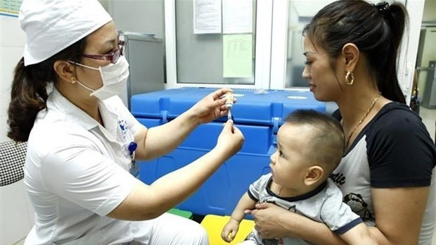 Deputy PM Vu Duc Dam urges medical facilities to step up preventive health care services and ensure adequate vaccines (illustrative image)