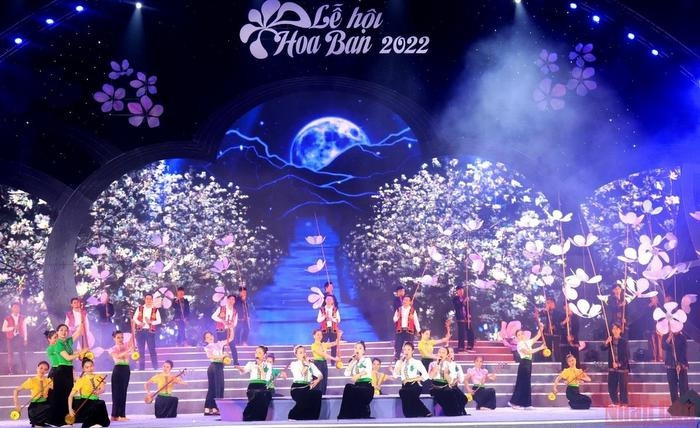 An art performance at the opening ceremony for the 2022 Hoa Ban Festival (Photo: NDO)