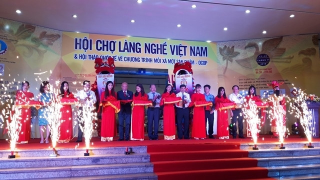 Delegates cut the ribbon to open the 2018 Vietnam Craft Village Trade Fair.