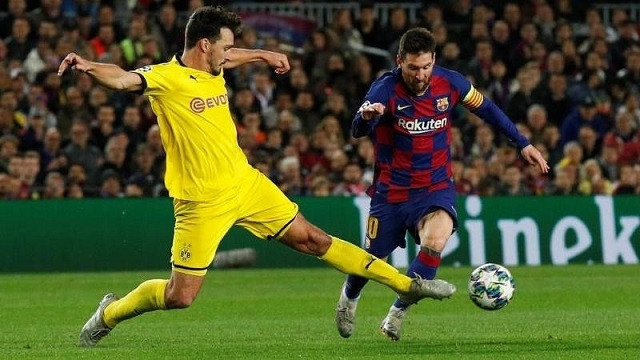 Soccer Football - Champions League - Group F - FC Barcelona v Borussia Dortmund - Camp Nou, Barcelona, Spain - November 27, 2019 Barcelona's Lionel Messi in action with Borussia Dortmund's Mats Hummels. (Photo: Reuters)