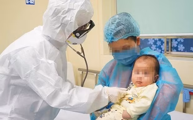 A baby with COVID-19 is treated at the Vietnam National Children's Hospital in Hanoi. (Photo suckhoedoisong.vn)