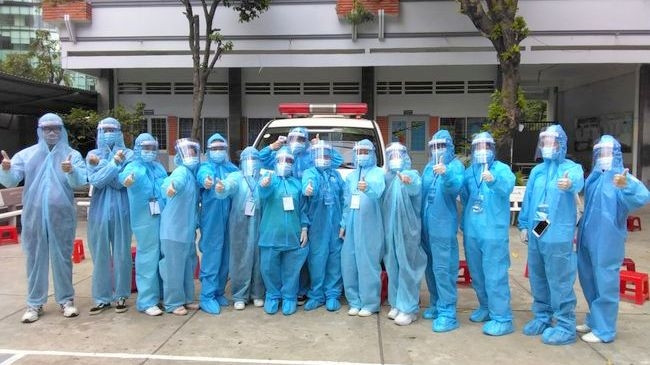 Youth volunteers join the quick response teams for COVID-19 prevention and control in District 4, Ho Chi Minh City (Photo: hcmulaw.edu.vn)