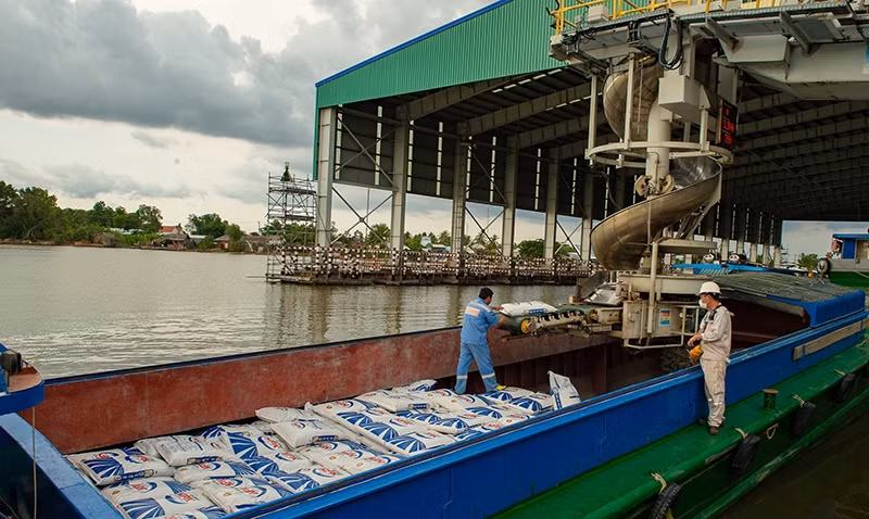 Ca Mau fertilizer products being exported to foreign markets.