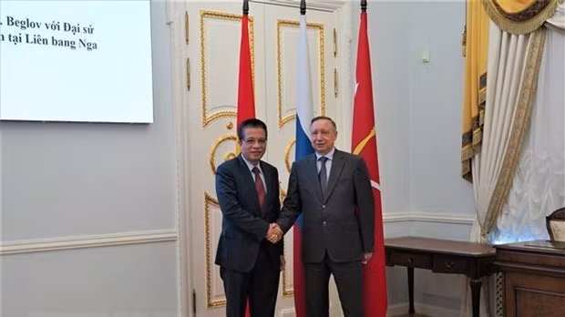 Vietnamese Ambassador to Russia Dang Minh Khoi (L) shakes hands with St. Petersburg Governor Alexander Beglov (Photo: VNA)