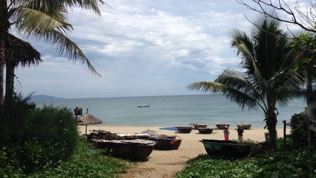 An Bang is attractive with the blue sea water, a long stunning sandy beach, the roofs of palm leaves, and beach morning glory flowers. 