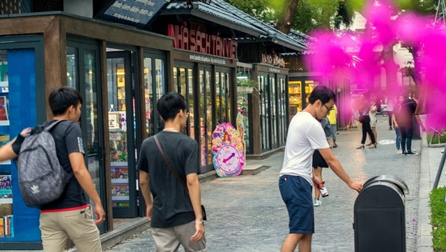 The December 19 Book Street has not only been beautifully designed but it is also home to a wide-range of books from different well-known publishers such as Nha Nam, Thai Ha Books, and Hanoi Publishing House. (Credit: NDO/Trung Hung)