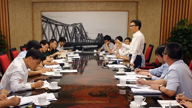 Deputy PM Vu Duc Dam urges related ministries and agencies to discuss solutions to the problems of licencing the 2.6 GHz band for the deployment of a 4G network. (Photo: VGP)