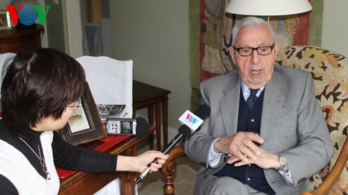 A VOV correspondent with Colonel Jacques Allaire