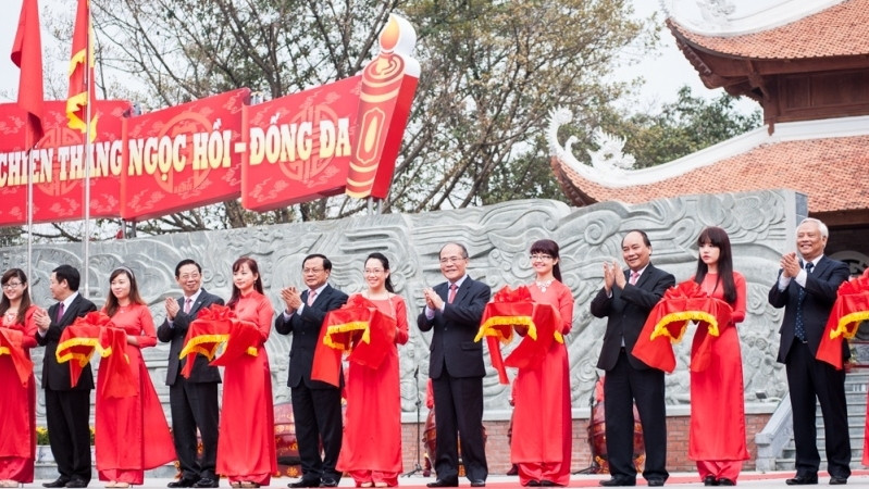 NA Chairman Nguyen Sinh Hung (fifth right), Deputy PM Nguyen Xuan Phuc (third right) and Secretary of the Hanoi Municipal Party Committee Pham Quang Nghi (sixth left) attend the festival. (Credit: VGP)