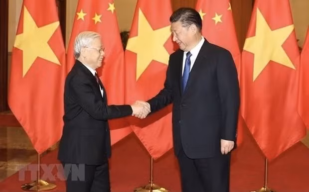 Party General Secretary Nguyen Phu Trong (L) is welcomed by Chinese Party General Secretary and President Xi Jinping during his visit to China in 2017. (Photo: VNA)