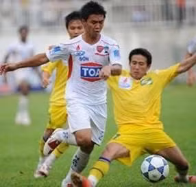 Song Lam Nghe An (in yellow) beat Hoang Anh Gia Lai 2-1.