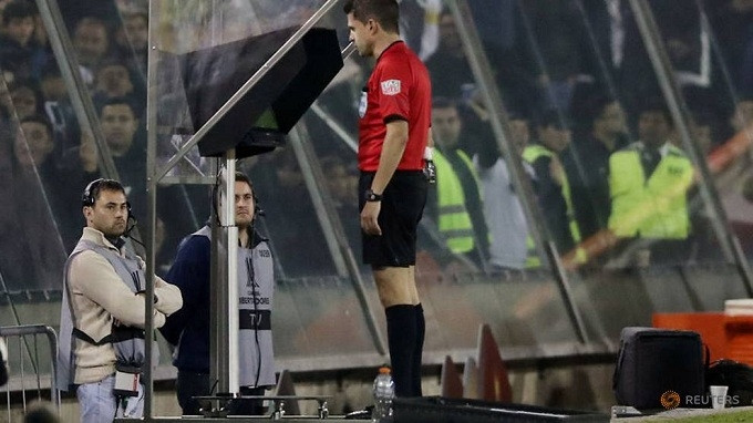 Copa Libertadores - Chile's Colo Colo v Brazil's Palmeiras - David Arellano Monumental Stadium, Santiago, Chile - September 20, 2018 Referee Andres Cunha checks VAR during the match. (Reuters)