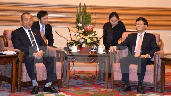 Chief Justice of the Vietnam Supreme People’s Court Truong Hoa Binh meets with Secretary of the Chinese Party Committee's Commission for Political and Legal Affairs Meng Jianzhu. (Credit: VNA)