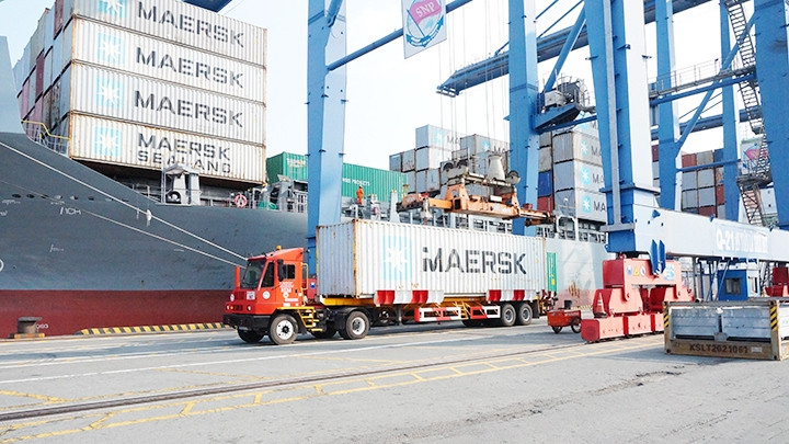 Import and export goods handled at Tan Cang-Cat Lai port, Thu Duc city