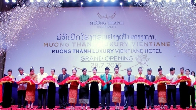 Delegates cut the ribbon to inaugurate Muong Thanh Luxury Vientiane Hotel in Laos’s capital of Vientiane on July 28. (Credit: NDO)