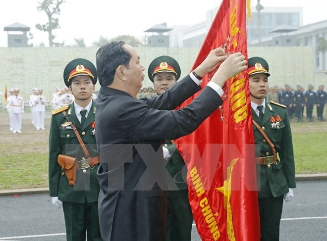 President Tran Dai Quang presents a Military Order of Feat of Arms, first class, to the Commando Arm. (Photo: VNA)