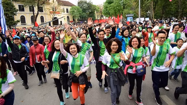 People run around Hoan Kiem Lake area in response to the launch of the annual Olympic Run Day for Public Health and the 46th Ha Noi Moi Newspaper Run in Hanoi. (Photo: Ha Noi Moi)