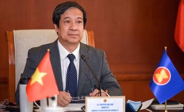 Minister of Education and Training Nguyen Kim Son delivers remarks at a hybrid roundtable for education ministers from ASEAN and China on August 23. (Photo: VNA)