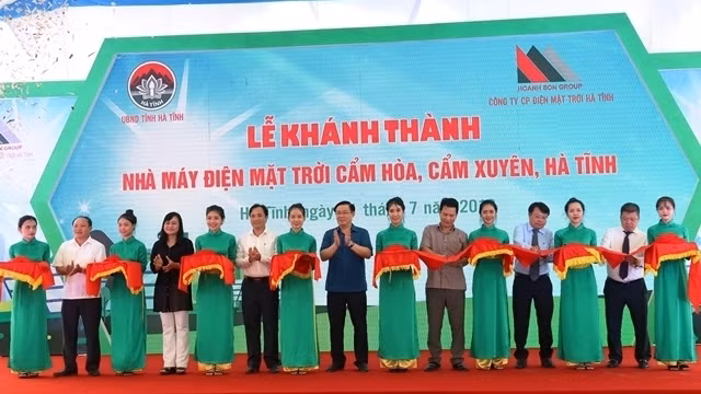 The inaugural ceremony of the Cam Hoa solar farm (Photo: Ngo Tuan)
