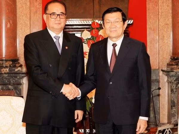 Vietnam’s President Truong Tan Sang (right) receives DPRK Foreign Minister Ri Su-yong at a reception in Hanoi in August 2014 (Photo: VNA)