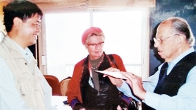 Director, Meritorious artist Tran Cam (left) talks with Raymond Aubrac.