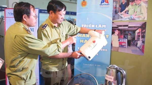 Market management authorities strengthen fight against counterfeit goods (Photo:VNA)