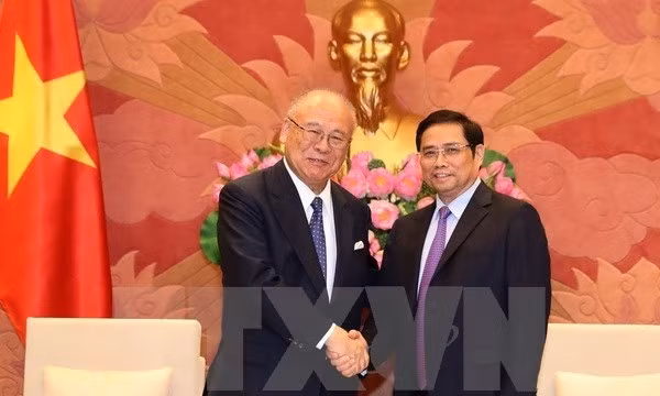 Chair of the Vietnam-Japan Friendship Parliamentarians’ Group Pham Minh Chinh (right) and Takebe Tsutomu, special advisor of the Japan-Vietnam Friendship Parliamentarian Alliance (Credit: VNA)