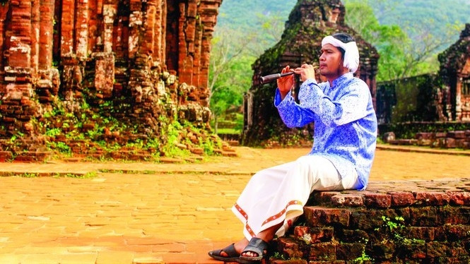 Artisan Thien Thanh Vu playing saranai flute in My Son Sanctuary. (Photo: tienphong.vn)