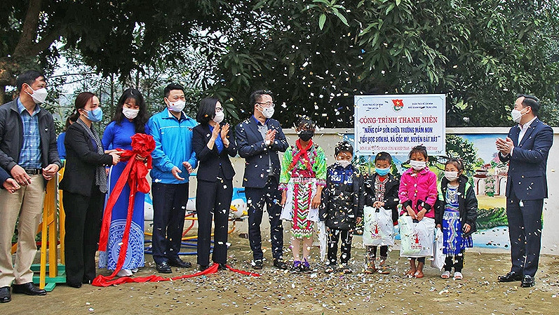 The organising board of the programme also handed over the youth project "Upgrading and repairing Son Ha Kindergarten and Primary School" 