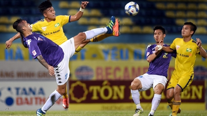 Nghe An (yellow) suffered their third consecutive loss after being defeated 0-1 by hosts Hanoi T&T (purple) at Hang Day Stadium in Hanoi on Sunday. (Credit: NDO)