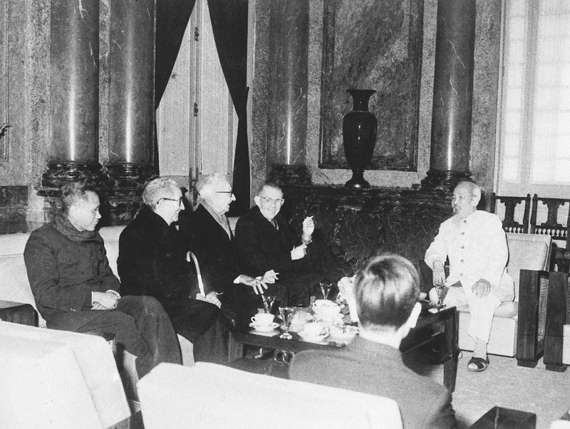 President Ho Chi Minh welcomes American intellectuals who protest against the war in vietnam (January 17, 1967). 