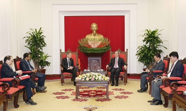 Politburo member and Chairman of the Party Central Committee’s Economic Commission Nguyen Van Binh (R) at the reception for President of Warburg Pincus Timothy Geithner (Photo: VNA)