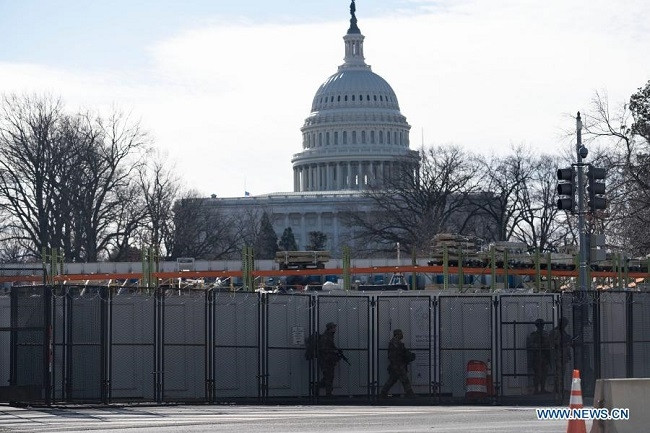 A policeman stands guard near the US Capitol building in Washington, D.C., the United States, on Jan. 18, 2021. (Photo: Xinhua)