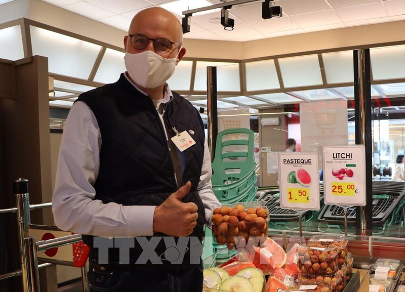 Weiss who is in charge of the Carrefour Tongre supermarket and Vietnamese lychee. (Photo: VNA)