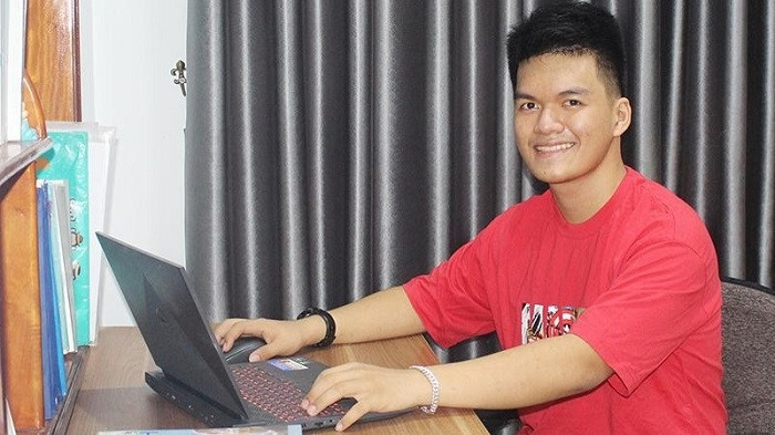 Truong Khanh Hung, an 18-year-old student from Le Quy Don High School for the Gifted in Quang Tri province, receives scholarships to 12 US universities (Photo: NDO/Quang Huy)