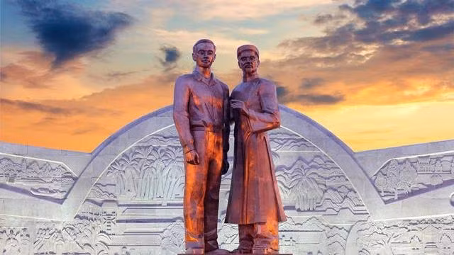 Monument featuring Uncle Ho and his father inaugurated in Binh Dinh (Photo: tuoitrebinhdinh.vn)