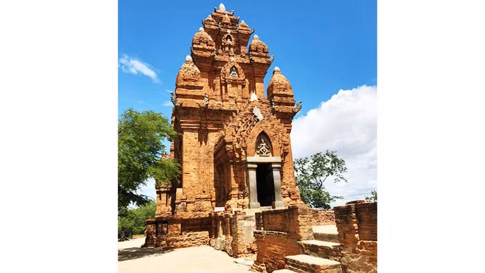 Po Klong Garai tower complex stands in the bright sunshine of Phan Rang – Thap Cham city. (Photo: NDO)